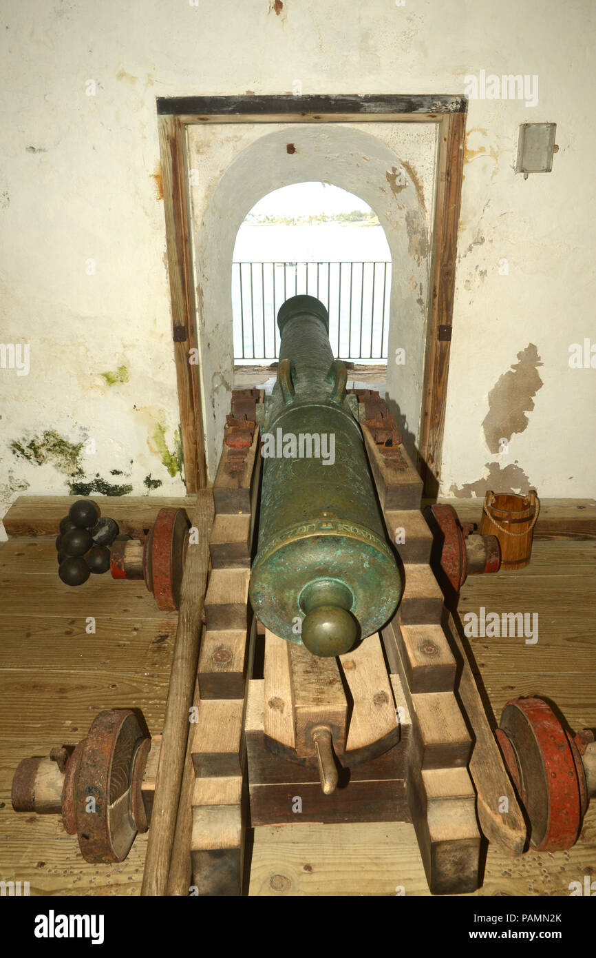 Eine Kanone sitzt guarding Castillo San Felipe del Morrol fort in der