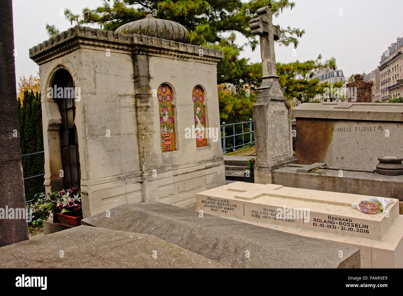 Altes Grab Grab im Maurischen Stil in Mont martre Friedhof, Paris, Frankreich Stockfoto
