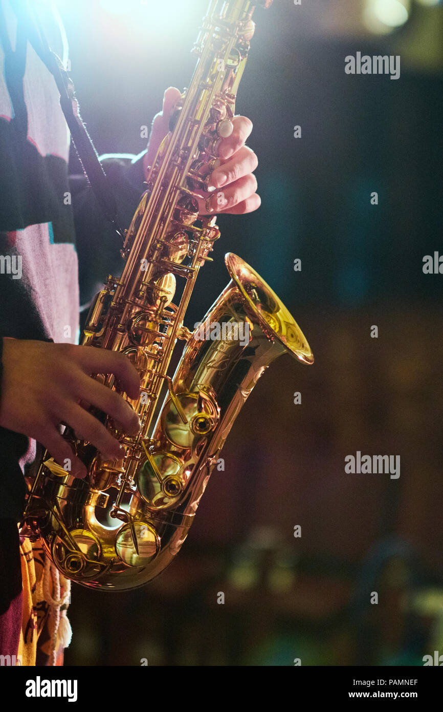 Ein saxophonist Spielen in einem Londoner Konzerthalle. Stockfoto