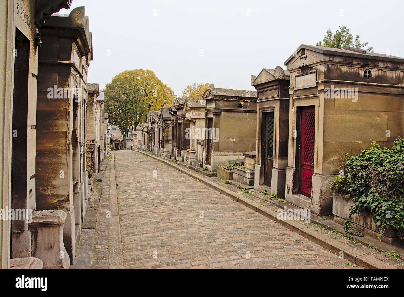 Ows von Altes Grab Gräber auf einem Pfad in Mont martre Friedhof, Paris, Frankreich Stockfoto