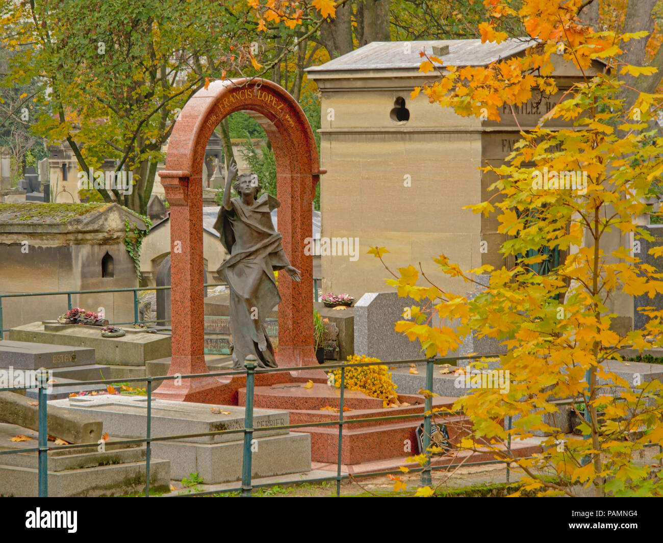 Grab Denkmal mit Bronze Statue des französischen Komponisten Francis Lopez am Friedhof von Montmartre, Paris, Frankreich Stockfoto