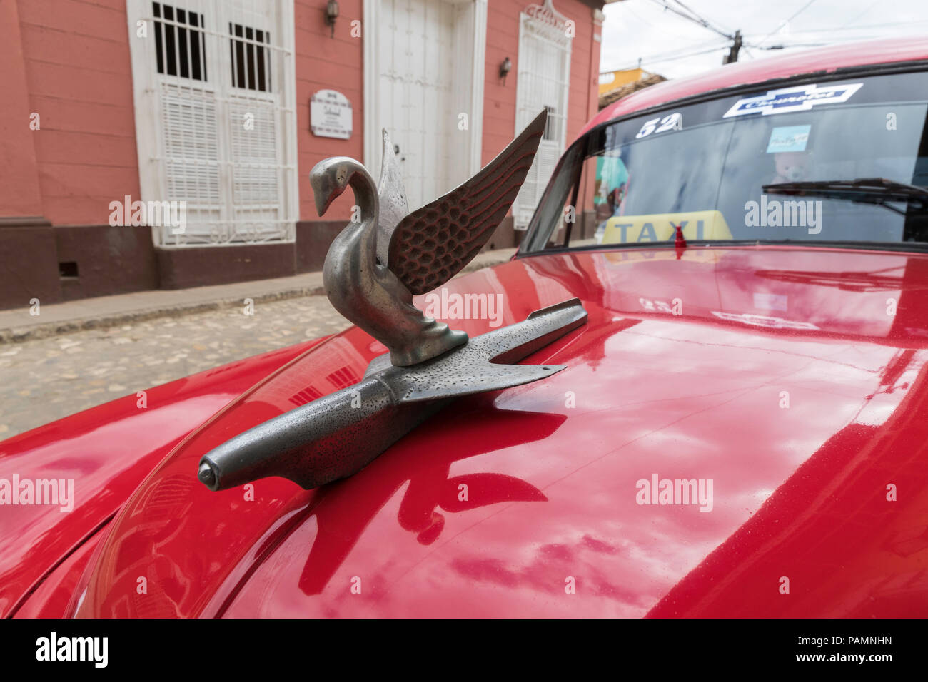 Detail der Kühlerfigur eines 1952 Chevrolet Bel Air als Taxi in die UNESCO-Weltkulturerbe Stadt Trinidad, Kuba. Stockfoto