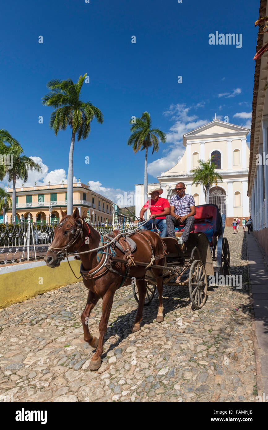 Ein Pferdefuhrwerk lokal bekannt als Coche in Plaza Mayor, in der zum UNESCO-Weltkulturerbe gehörenden Stadt Trinidad, Kuba. Stockfoto