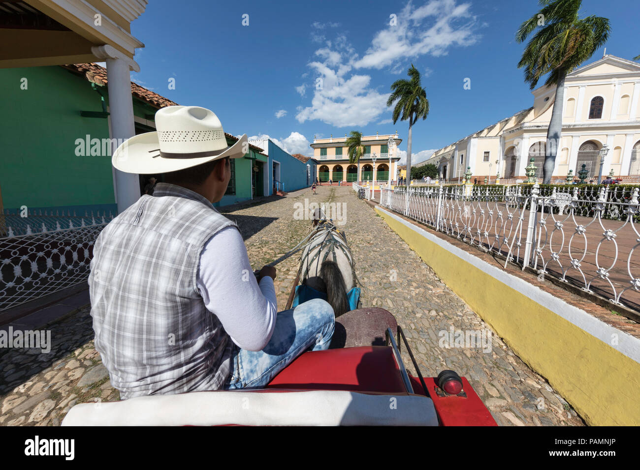 Ein Pferdefuhrwerk lokal bekannt als Coche in Plaza Mayor, in der zum UNESCO-Weltkulturerbe gehörenden Stadt Trinidad, Kuba. Stockfoto