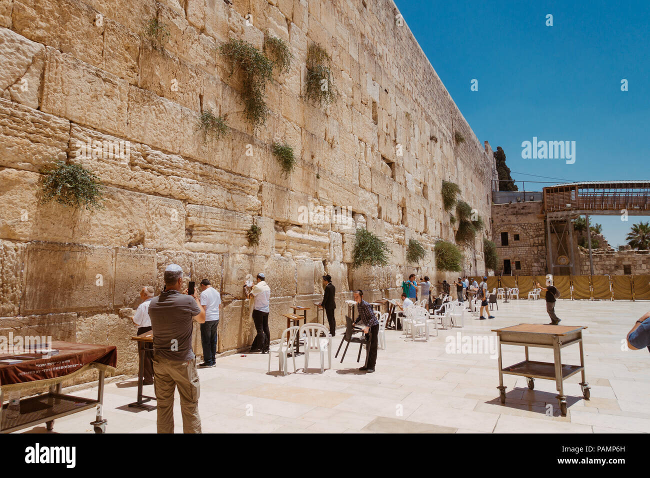 Sonnenanbeter sagen ihre Gebete an der westlichen Mauer an einem sonnigen Nachmittag, Jerusalem Stockfoto