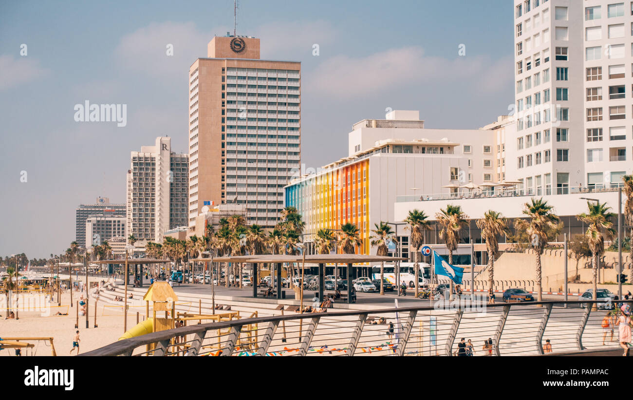 Die regenbogenfarbenen Dan Hotel am Strand von Tel Aviv, Israel Stockfoto