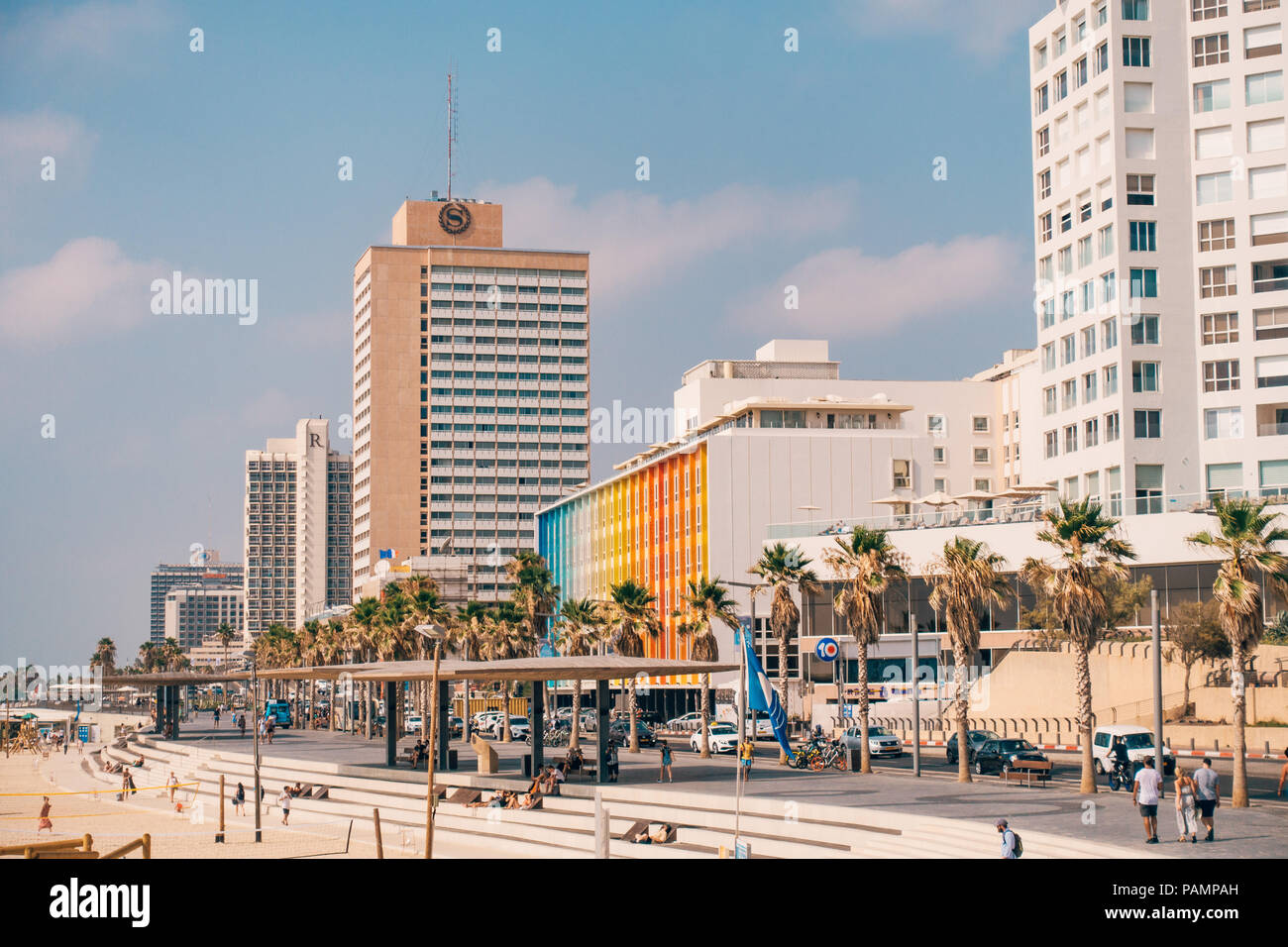 Die regenbogenfarbenen Dan Hotel am Strand von Tel Aviv, Israel Stockfoto