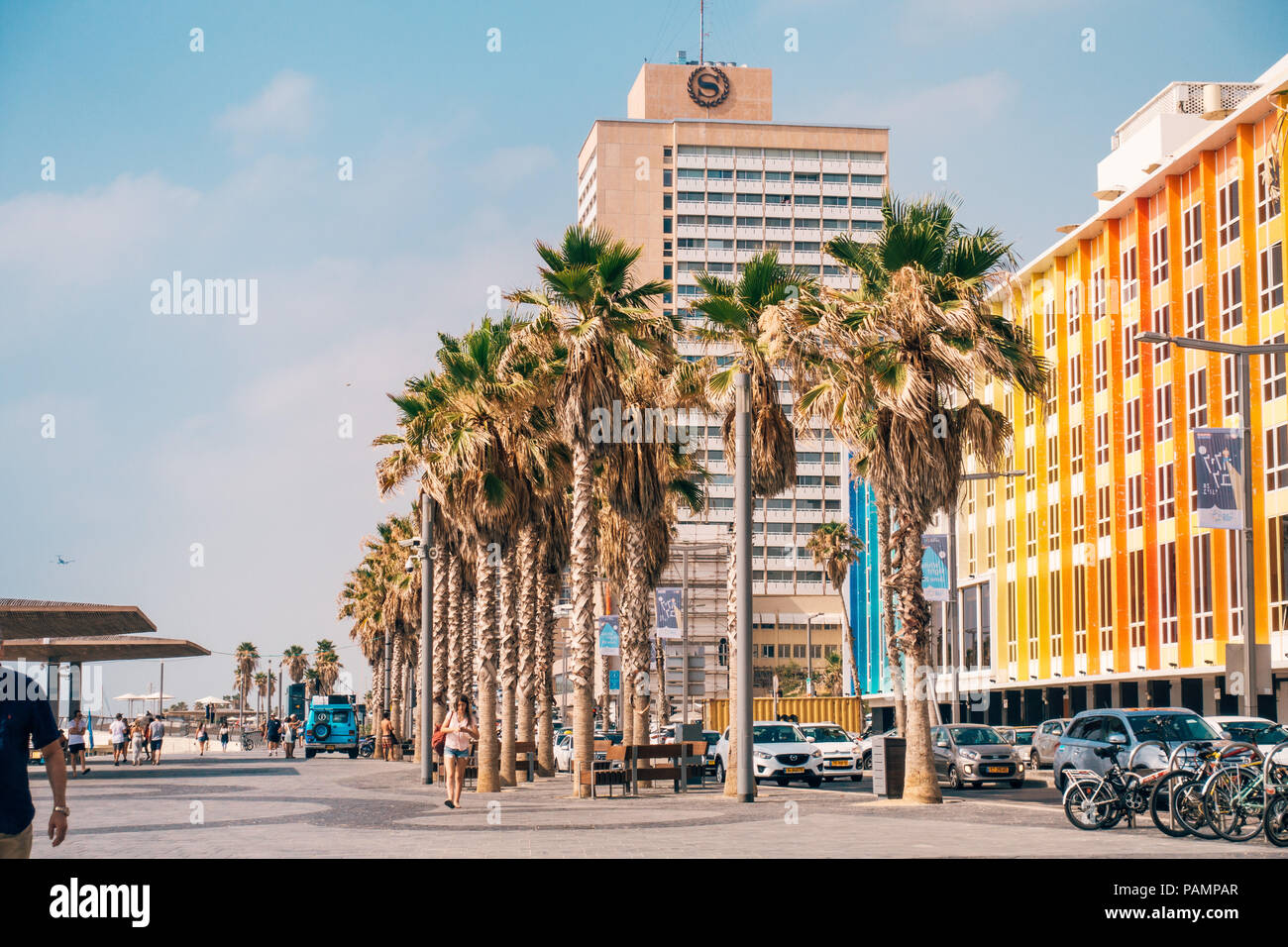 Die bunten Dan Hotel in Tel Aviv an einem heißen Sommertag. Palmen säumen die Straße davor Stockfoto