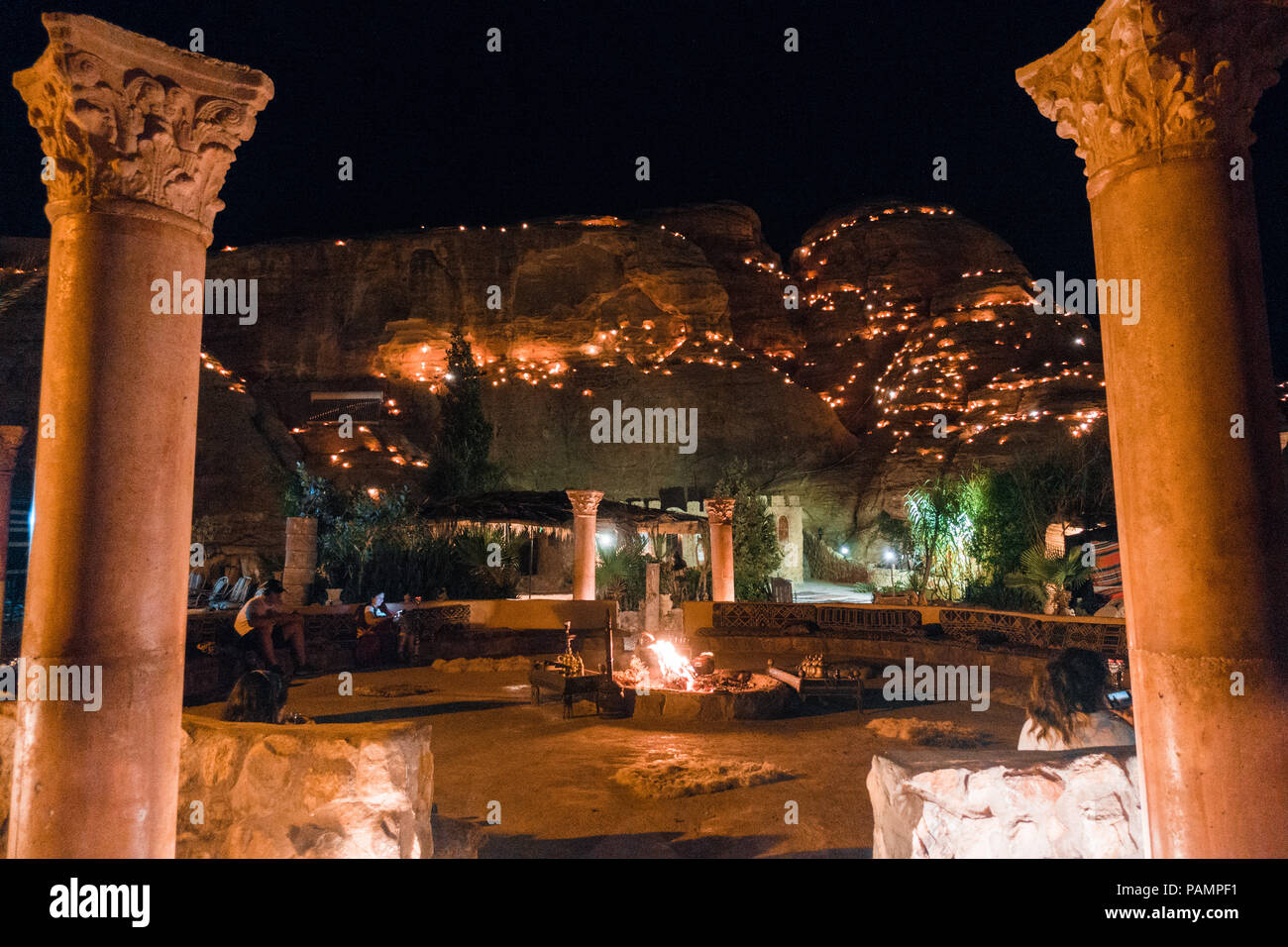 Die Aussicht nachts über den gemeinsamen Raum von einem touristischen Beduinenlager in Wadi Musa, in der Nähe von Petra, Jordanien Stockfoto