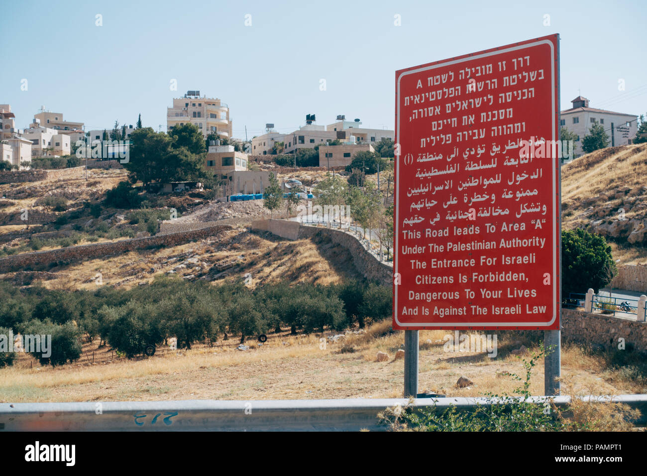 Eine mehrsprachige Warnschild auf einer Straße, führt der Bereich ' A; unter der Palästinensischen Behörde, verbietet die israelischen Bürger in Stockfoto