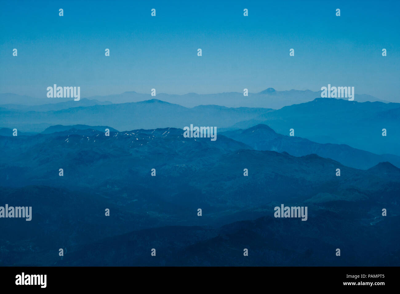 Himmel und die Berge Weiß und Blau. In der Luft Stockfoto
