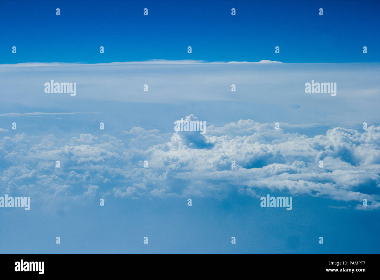 Himmel und die Berge Weiß und Blau. In der Luft Stockfoto