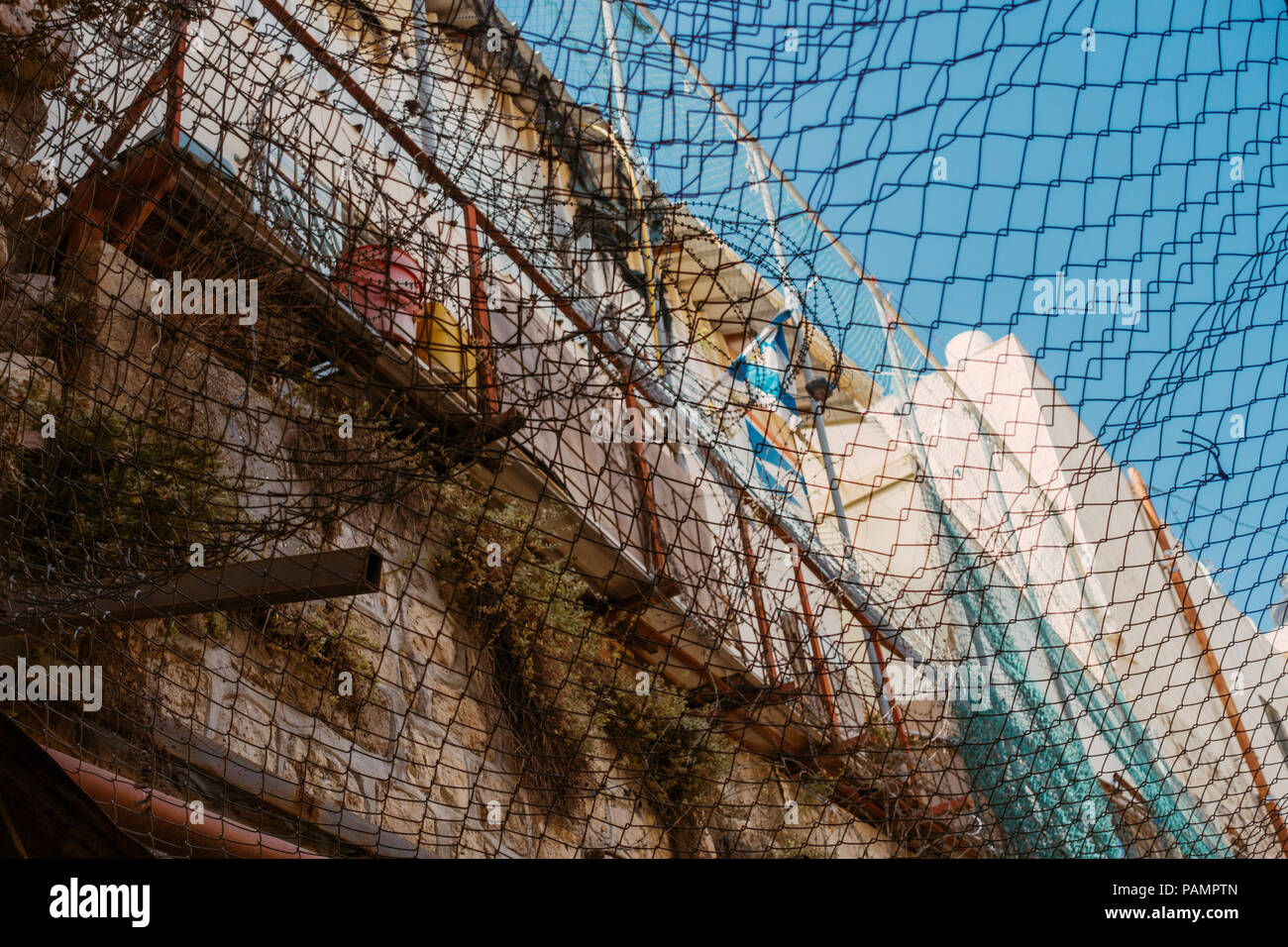 Die Hauptstraße in den Alten Markt, Hebron. Die net Fänge Felsen, Haushalt und menschlichen Abfall durch israelische Siedler leben in Wohnungen oben geworfen Stockfoto