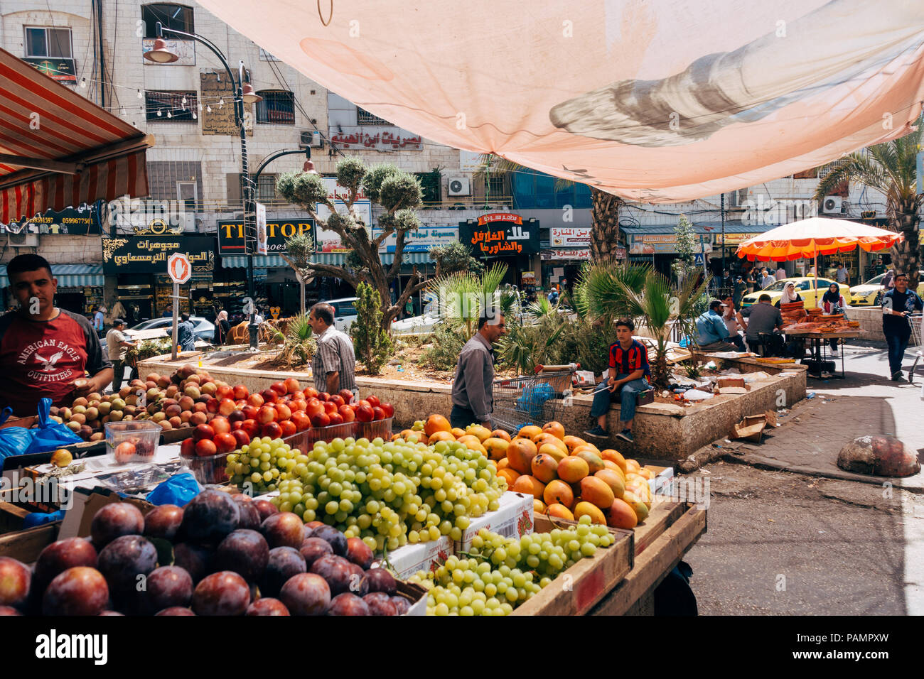 Eine Beschäftigte produzieren Markt in Ramallah, Palästina Stockfoto