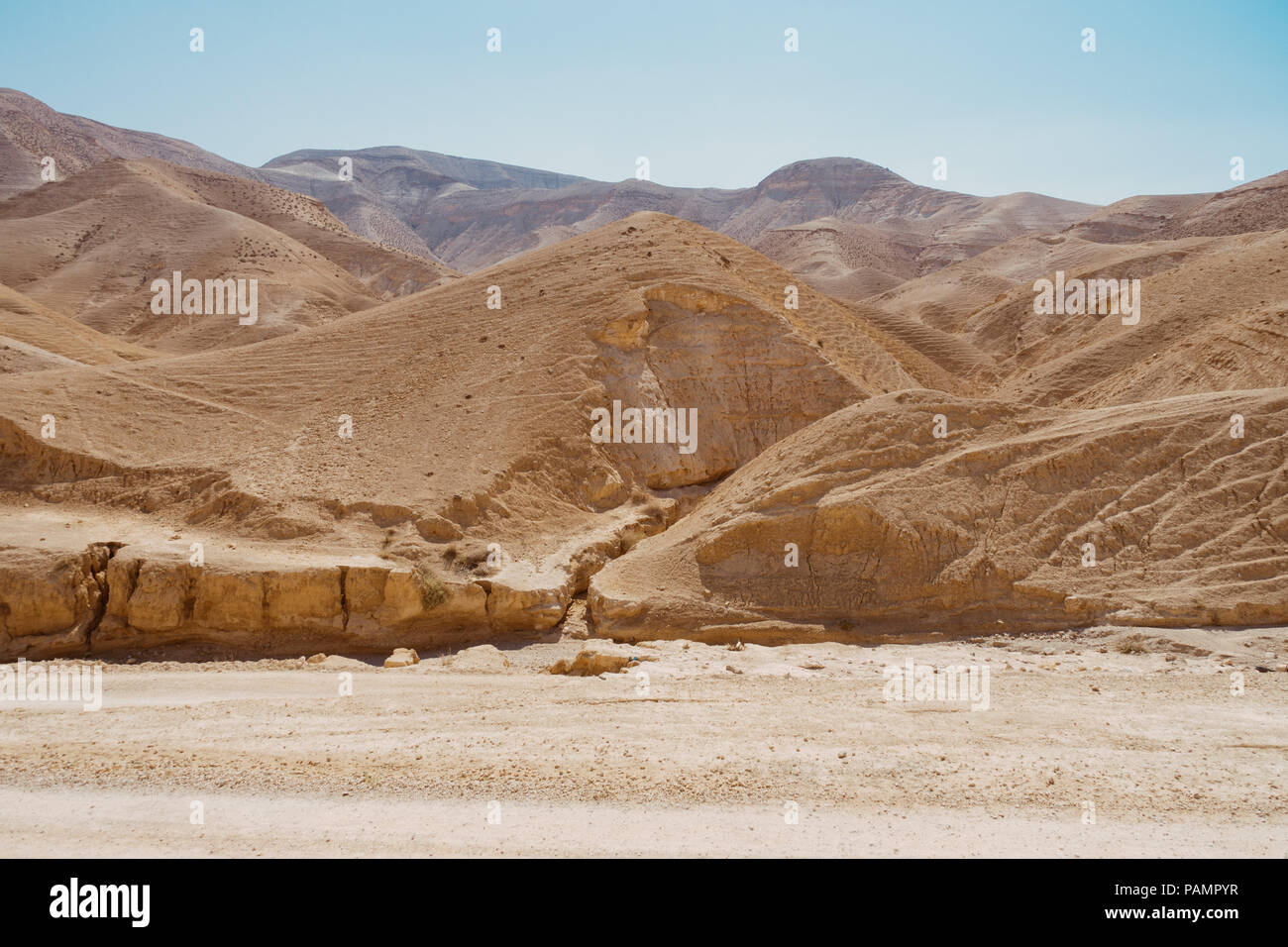 Die Aussicht auf Meereshöhe Marker auf dem Weg zum Toten Meer von der israelischen Seite, in intensiven Sommer Hitze Stockfoto