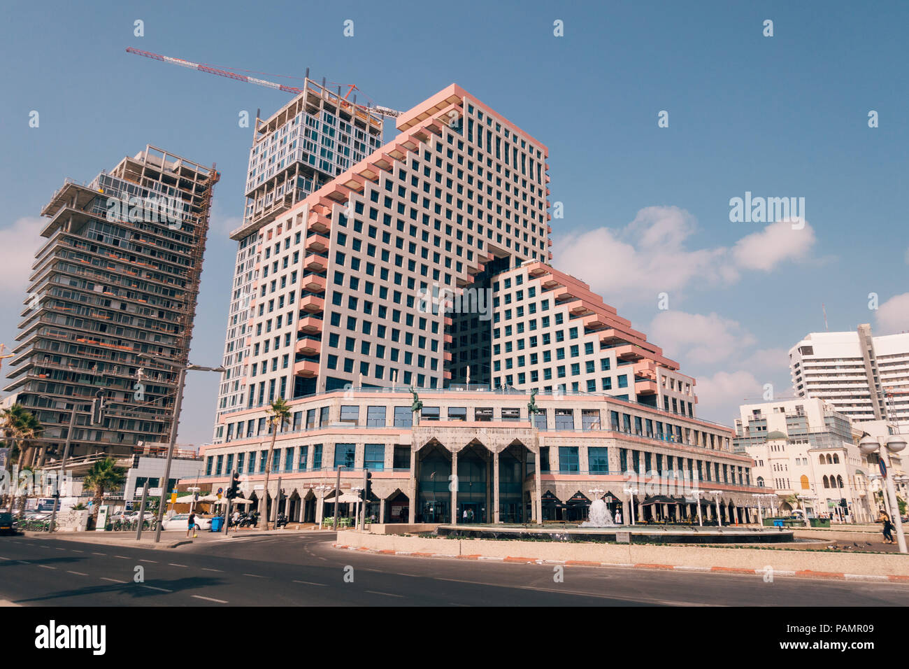 Die israelische Opera Tower Gebäude an der Esplanade in Tel Aviv, Israel Stockfoto