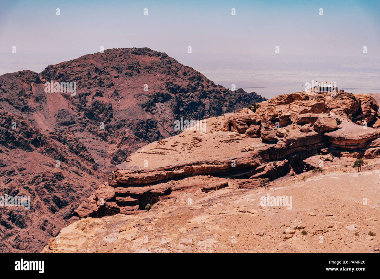 Eine kleine Hütte sitzt auf einem Bergrücken in der Nähe von einem der höchsten Punkte von Petra, Jordanien Stockfoto