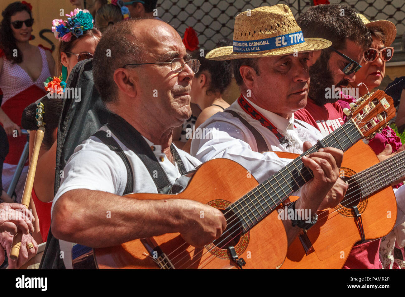 Arroyo de la Miel, Spanien - 17/06/2018: Menschen singen auf einer Fiesta. Es gibt viele Feste das ganze Jahr über. Stockfoto