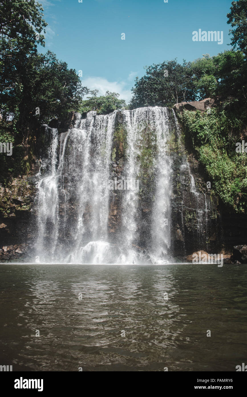 Llanos de Cortez Wasserfall in Bagaces, Costa Rica mit schwerem Wasser fließen während der Regenzeit Stockfoto