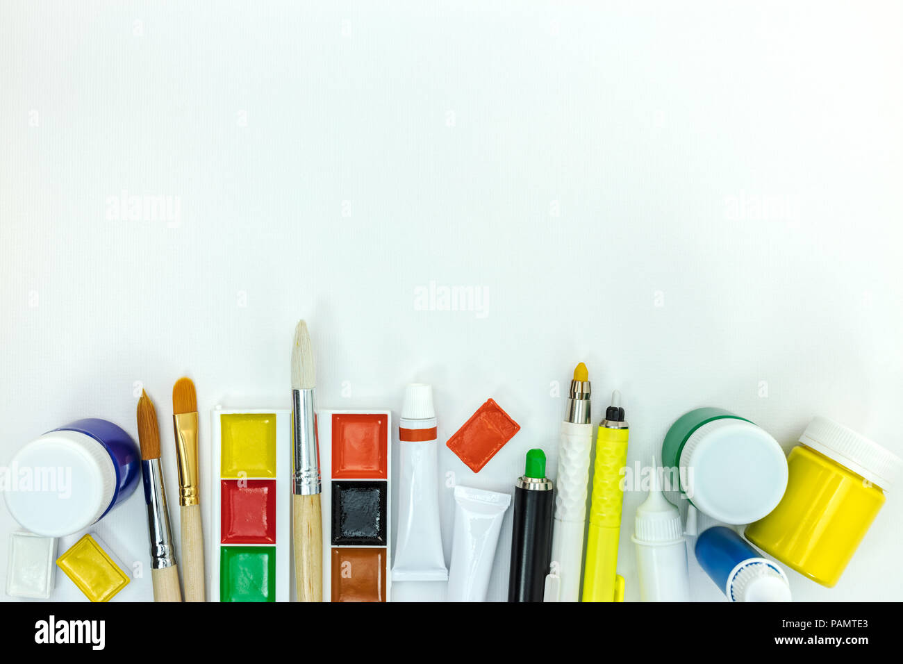 Schule Malerei Verbrauchsmaterialien und Werkzeuge auf weißem Schreibtisch Hintergrund mit Kopie Raum. Flache Ansicht Stockfoto