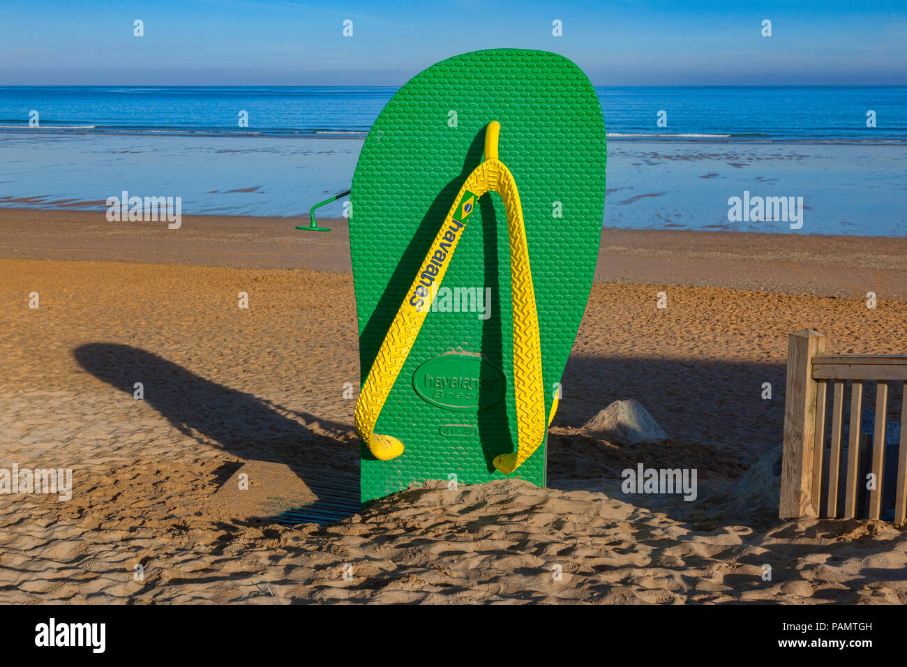 24. Juni 2018: Newquay, Cornwall, UK - eine Stranddusche in der Form eines großen Flip Flop auf den Fistral Beach. Stockfoto