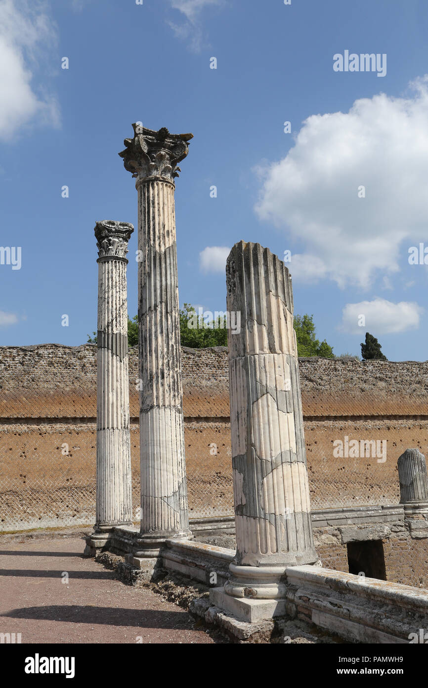 Tivoli, Italien - 21 April, 2014: Ruine der antiken korinthischen Säulen in Hadrian's Villa (Villa Adriana in Italienisch) ist eine große Römische Archäologische kompl Stockfoto