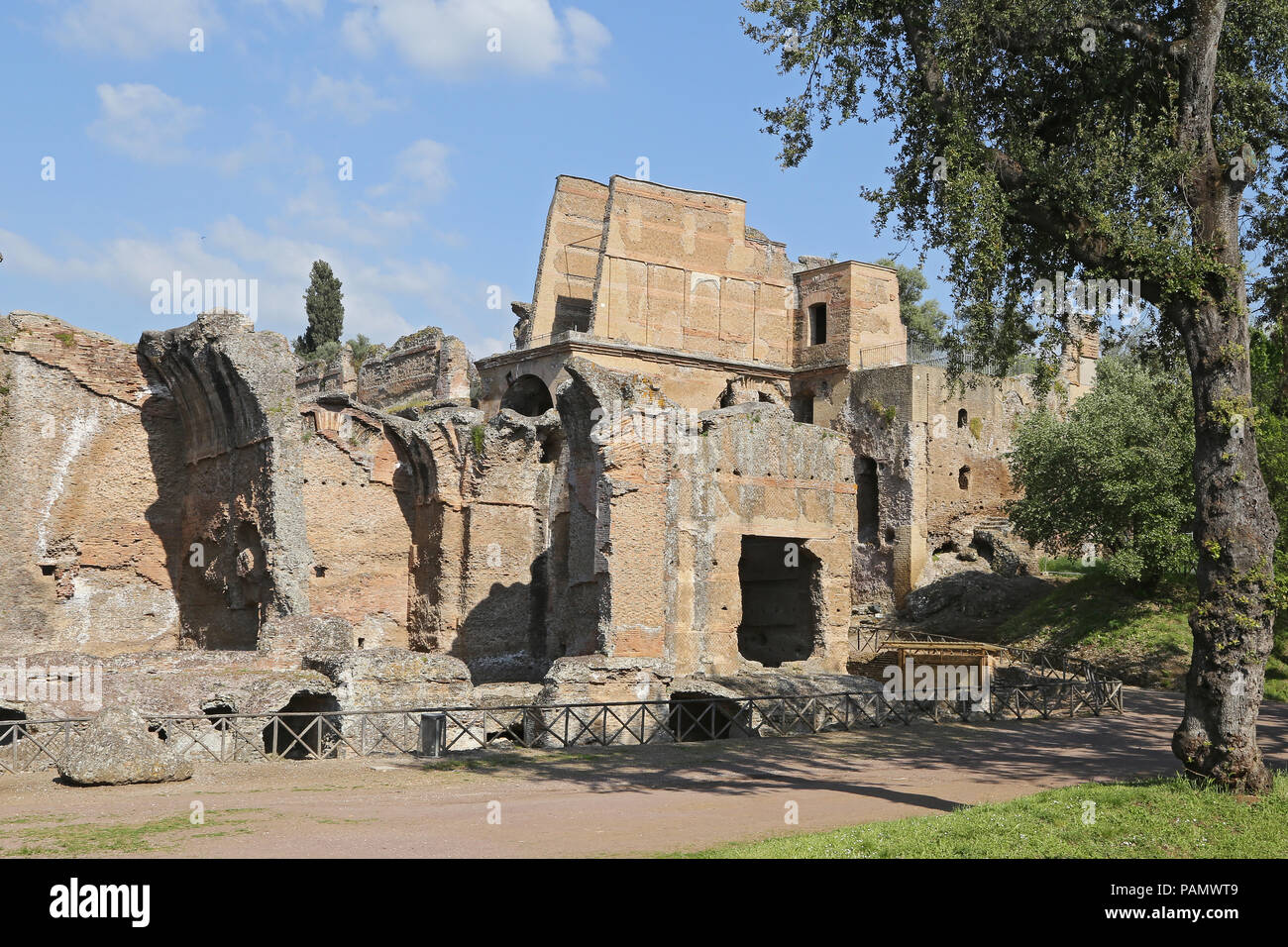 Tivoli, Italien - 21 April, 2014: antike Ruinen des Hadrian (Villa Adriana in Italienisch) ist eine große römische archäologische Komplex am Tivoli, Italien i Stockfoto