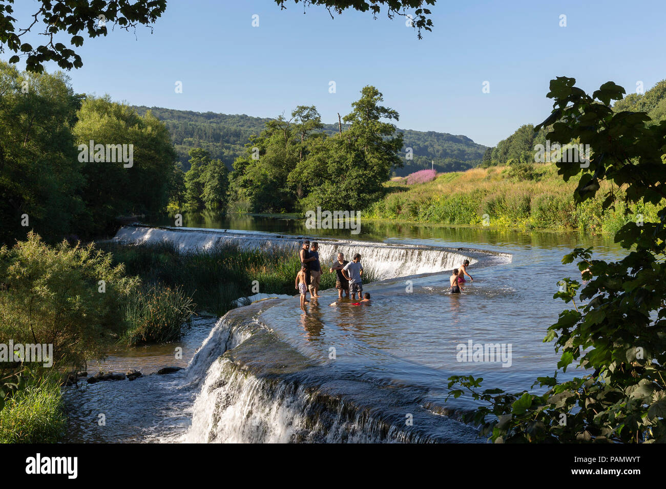 Badewanne, UK - 15. JULI 2018: eine Gruppe von Männern und Jungen nehmen ein Bad im kühlen Wasser bei Warleigh Wehr, ein beliebter Fluss schwimmen Ort in der Nähe von Claverton in S Stockfoto