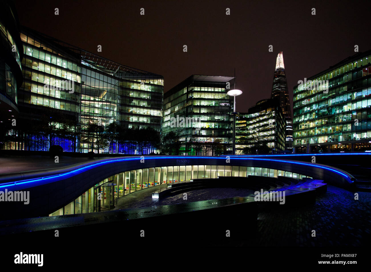 London Assembly auf der Southbank bei Nacht Stockfoto