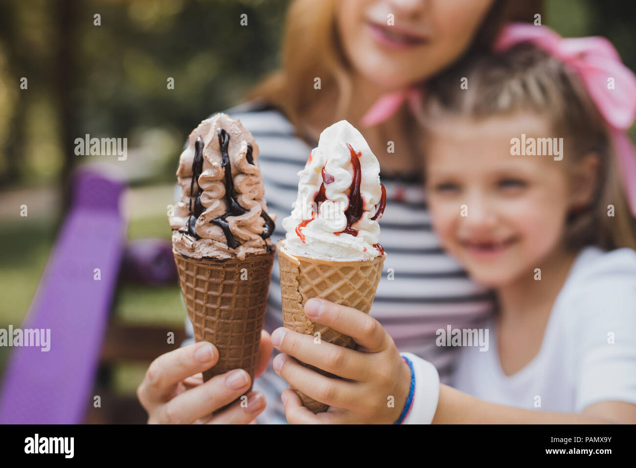 Mutter und Tochter essen Schokolade und Vanille Eis Stockfoto