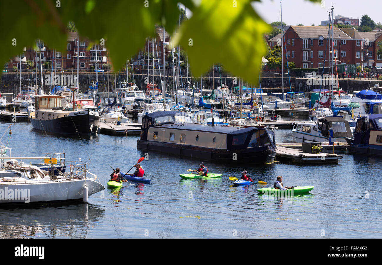 Menschen mit einem Kanu Sitzung in Liverpool Marina. Stockfoto