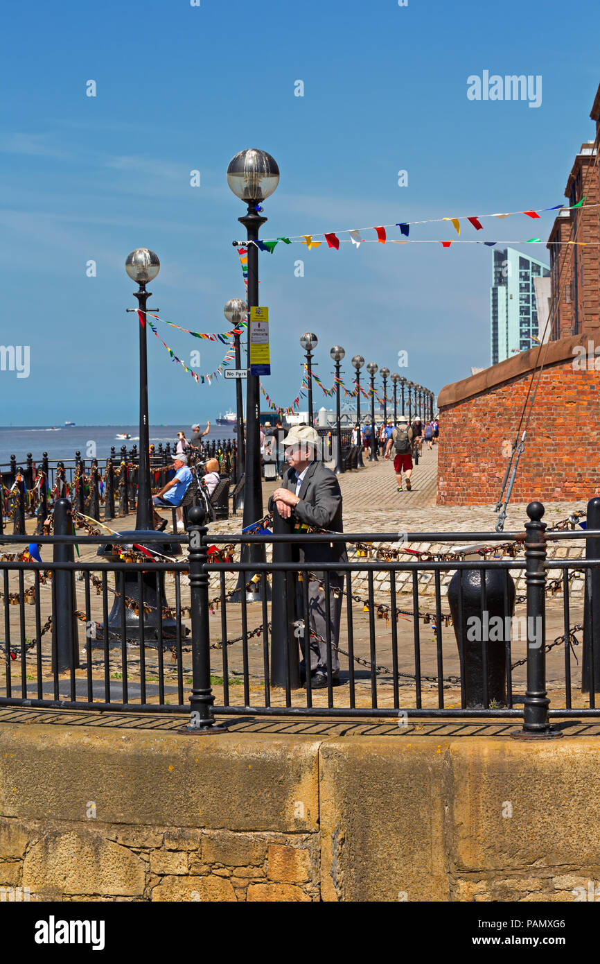 Ein älterer Mann tief in Gedanken versunken, als er blickt über den Fluss Mersey Liverpool UK Stockfoto