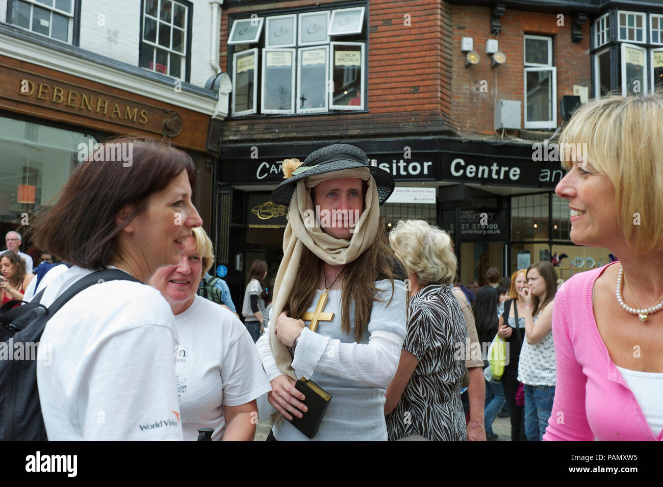 Touristen besuchen und die Kathedrale von Canterbury Stockfoto