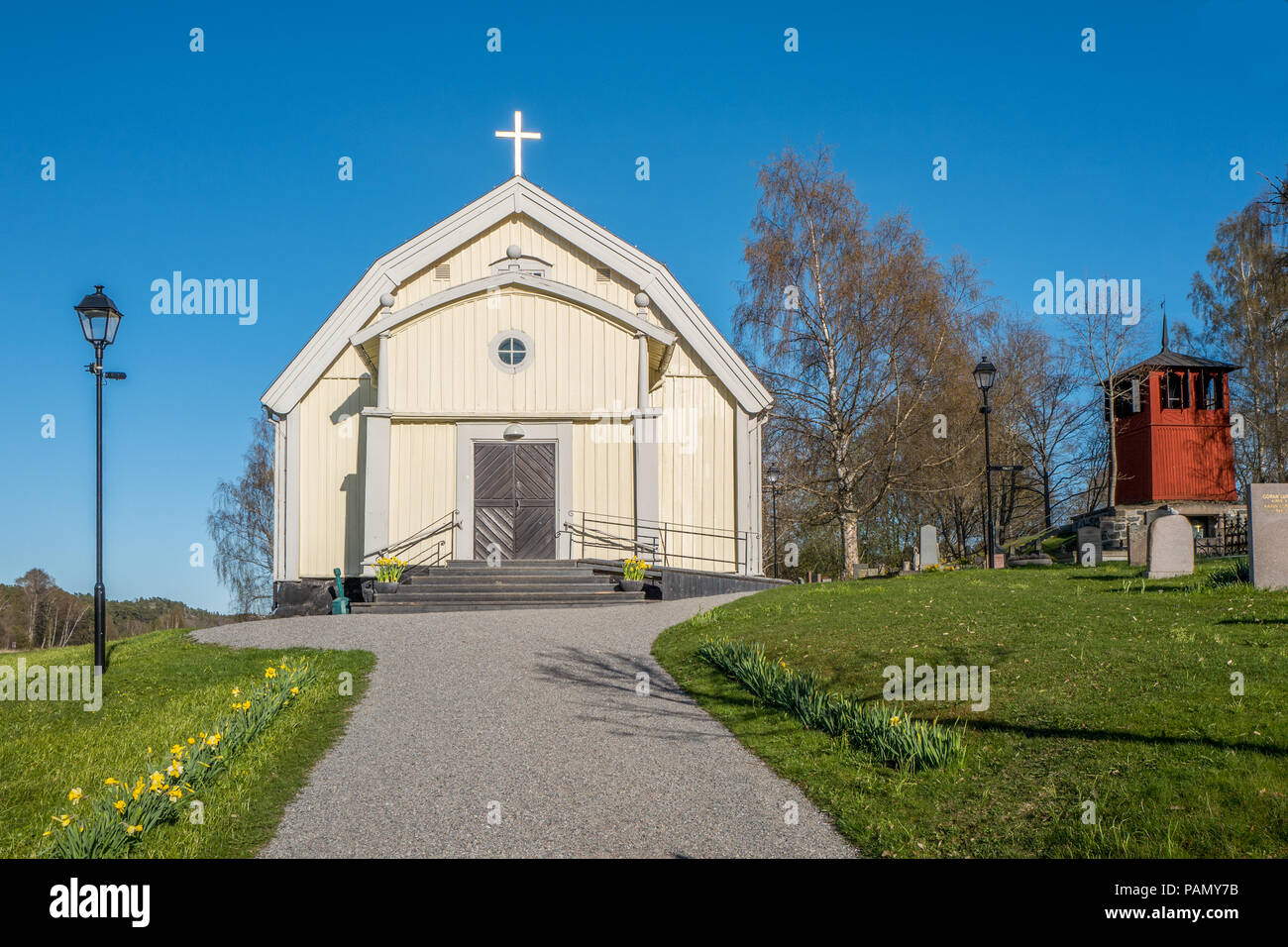 Ingarö Kirche an einem sonnigen Frühlingstag auf dem Land außerhalb von Stockholm, Schweden. Die Kirche stammt aus dem Jahre 1792. Stockfoto