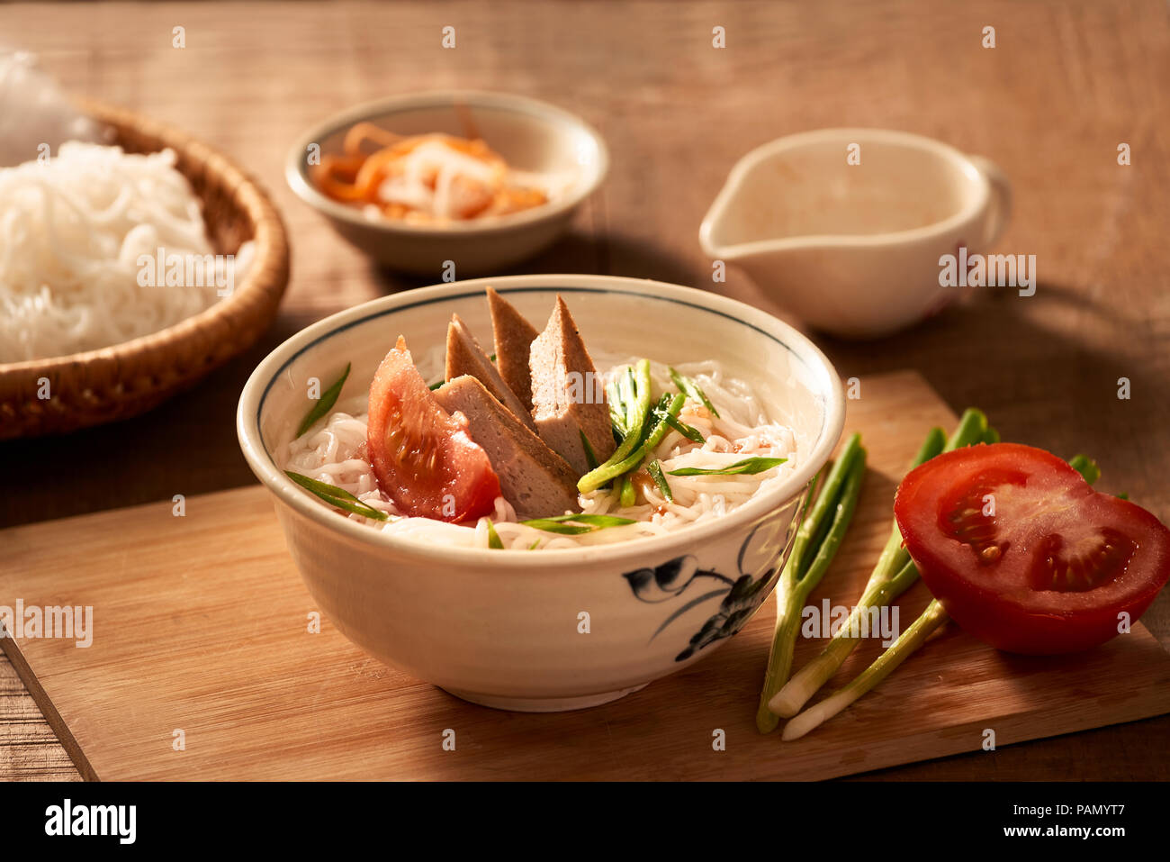 Bun cha ca - eines der beliebtesten Suppe Nudelsuppe in der Küstenstadt mit Reis, Nudel, gegrillten Fisch, grüne Zwiebeln, Tomaten und Fischsauce... Stockfoto