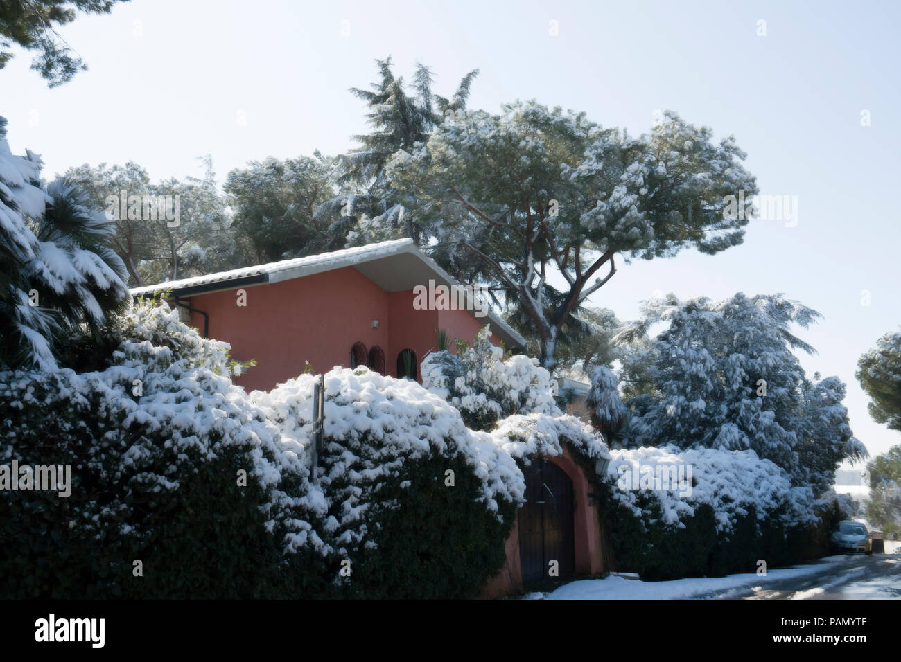 Freistehendes Haus im Schnee in Rom während der außergewöhnlichen Schneefall am 26. Februar, 2018. Stockfoto