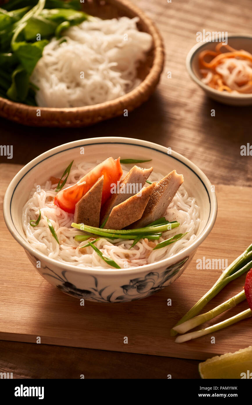 Vietnamesische Suppe mit Reis Suppennudeln und gegrillten Fisch gehackt Stockfoto