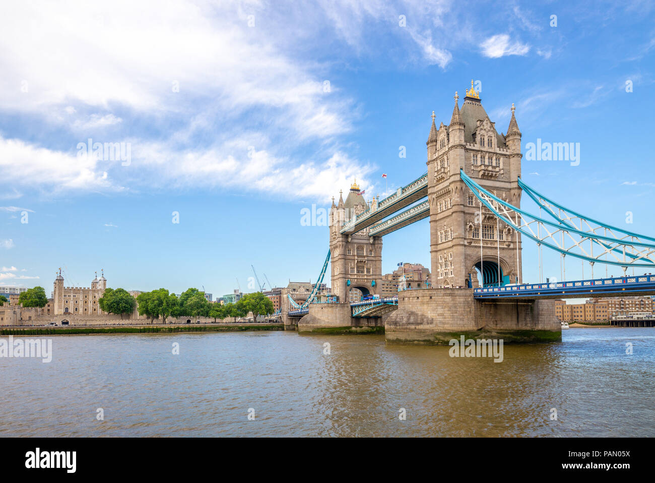 Die Tower Bridge über die Themse in London, Großbritannien Stockfoto