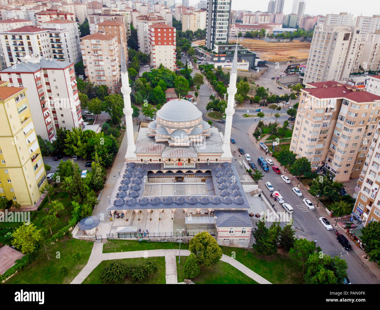 Istanbul, Türkei - 23. Februar 2018: Antenne Drone Ansicht Ugur Mumcu Moschee in Kartal/Istanbul. Islamische Gebäude. Stockfoto