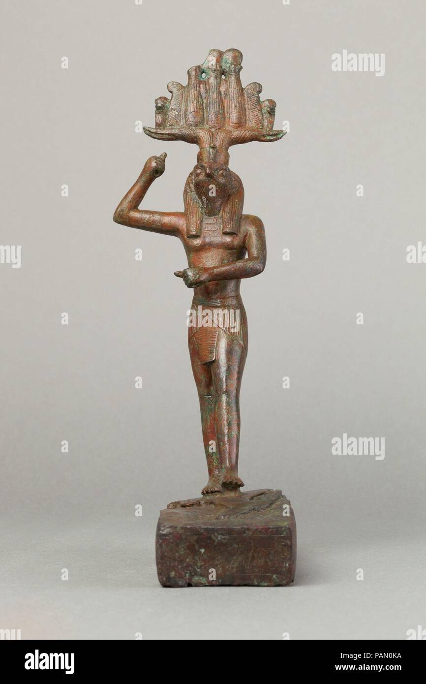Statue des Horus spearing eine Antilope. Abmessungen: H 24,4 cm (9 5/8 in.); W. 8cm (3 1/8 in.); D. 14,9 cm (5 7/8 in.). Datum: 664-525 BC. Aufwändig, diese Statue stellt Horus schreiten und Speeren eine ibex, die Identifizierung der Gott Horus von Hebenu. Das Tier in diesem Fall bringt Konnotationen der Wüste und Chaos, das der Gott überwindet. Hebenu wurde in Kom el Ahmar in der Mitte von Ägypten entfernt. Die Widmung Namen einer primären Spender und ein Agent, der die Spende erleichtert und war Mitglied der Tempel des Gottes. Diese Form der Inschrift ist eng mit Dynasten verbunden Stockfoto