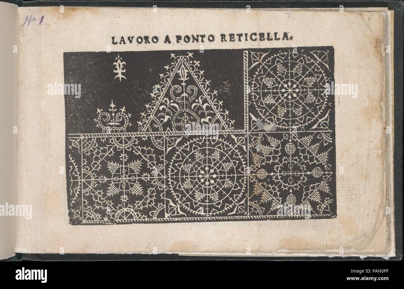 Gemma pretiosa della wirbelnden Rondothema fort, Donne, Seite 1 (Vorderseite). Designer: Isabella Catanea Parasole (Italienisch, Ca. 1565/70 - Ca. 1625). Abmessungen: Insgesamt: 5 5/16 x 7 11/16 in. (13,5 x 19,5 cm). Herausgeber: Gugliemo Facciotti, Rom. Datum: (1625). Von Isabella Catanea Parasole, Italienisch konzipiert, Ca. 1575-Ca. 1625, durch Gugliemo Facciotti, Rom veröffentlicht. Von oben nach unten und von links nach rechts: entworfen, die aus 2 horizontalen Registern. Startseite Registrieren ist mit 2 kleinen floralen Elementen, die durch ein Dreieck in der Mitte mit einer Blume verziert und dekoriert. Unten registrieren bildet eine Ecke und wird mit 4 eingerichtet Stockfoto