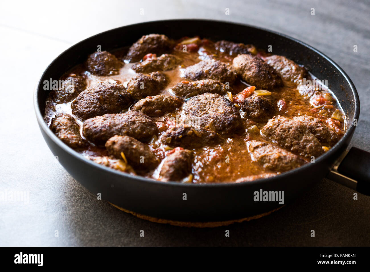 Türkische Fleischbällchen in Süß-saurer Tomatensauce/Kofta oder Köfte in Pfanne oder Topf. Traditionelle organische Fleisch essen. Stockfoto