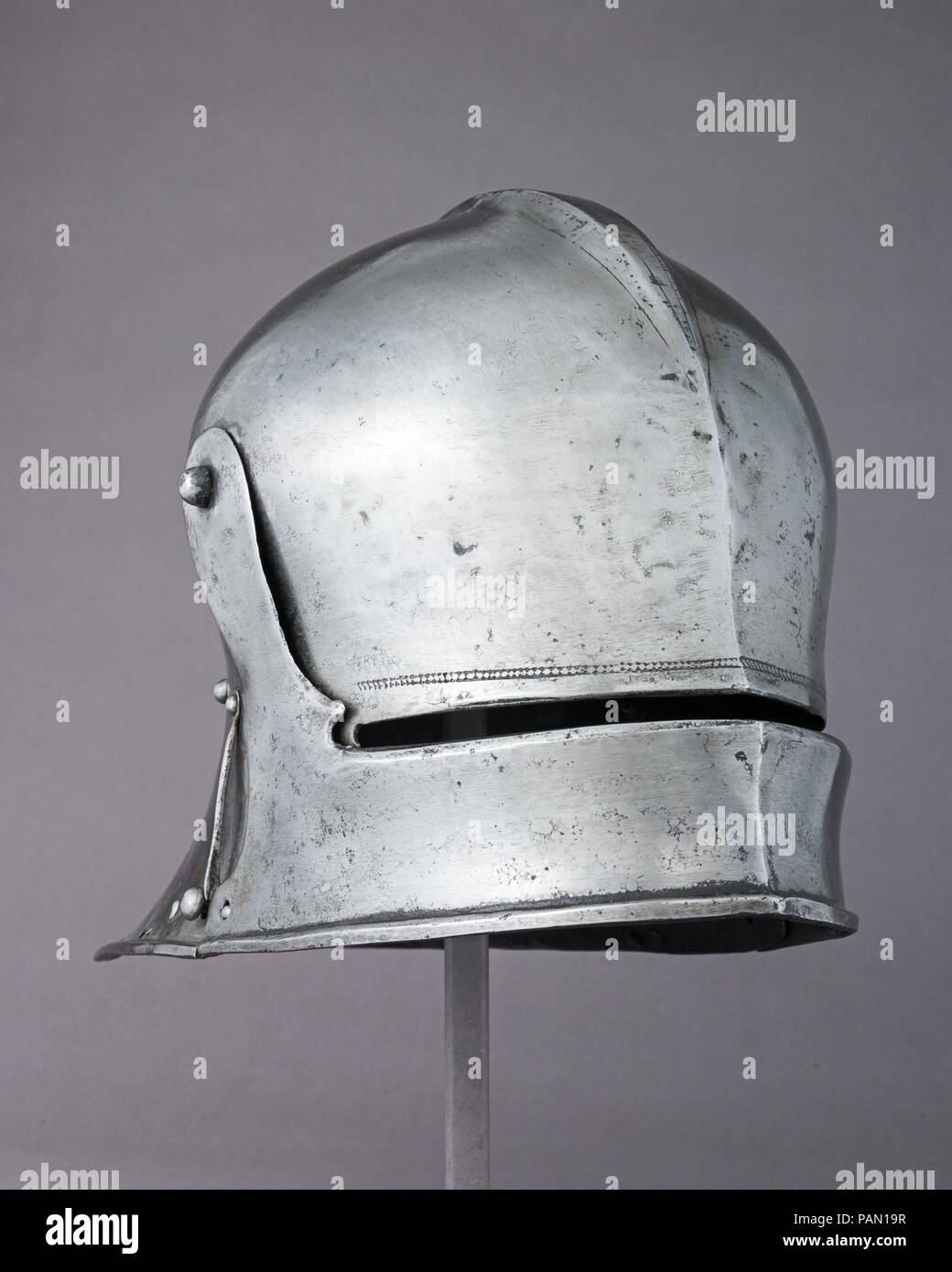 Sallet. Armorer: Jörg Wagner (Österreichische, Innsbruck, 1485-92). Kultur: Österreichische, Innsbruck. Abmessungen: D. von Schwanz 7 1/2 in. (19,1 cm). Datum: Ca. 1485-95. Diese sallet wird von Jörg Wagner (1485-92). Die armorers von Innsbruck, der Hauptstadt der österreichischen Tirol, unter der Schirmherrschaft der Habsburger Hof, gedieh und produzierte Rüstung, die international für die Festigkeit von Stahl und die Schönheit seiner Form bekannt war. In der Nähe der Grenze zwischen Österreich und Italien, befindet sich dieses Zentrum produziert Rüstung, die den Einfluss von Norden und Süden wider und kombiniert die länglich und spiky Deutsch Stockfoto
