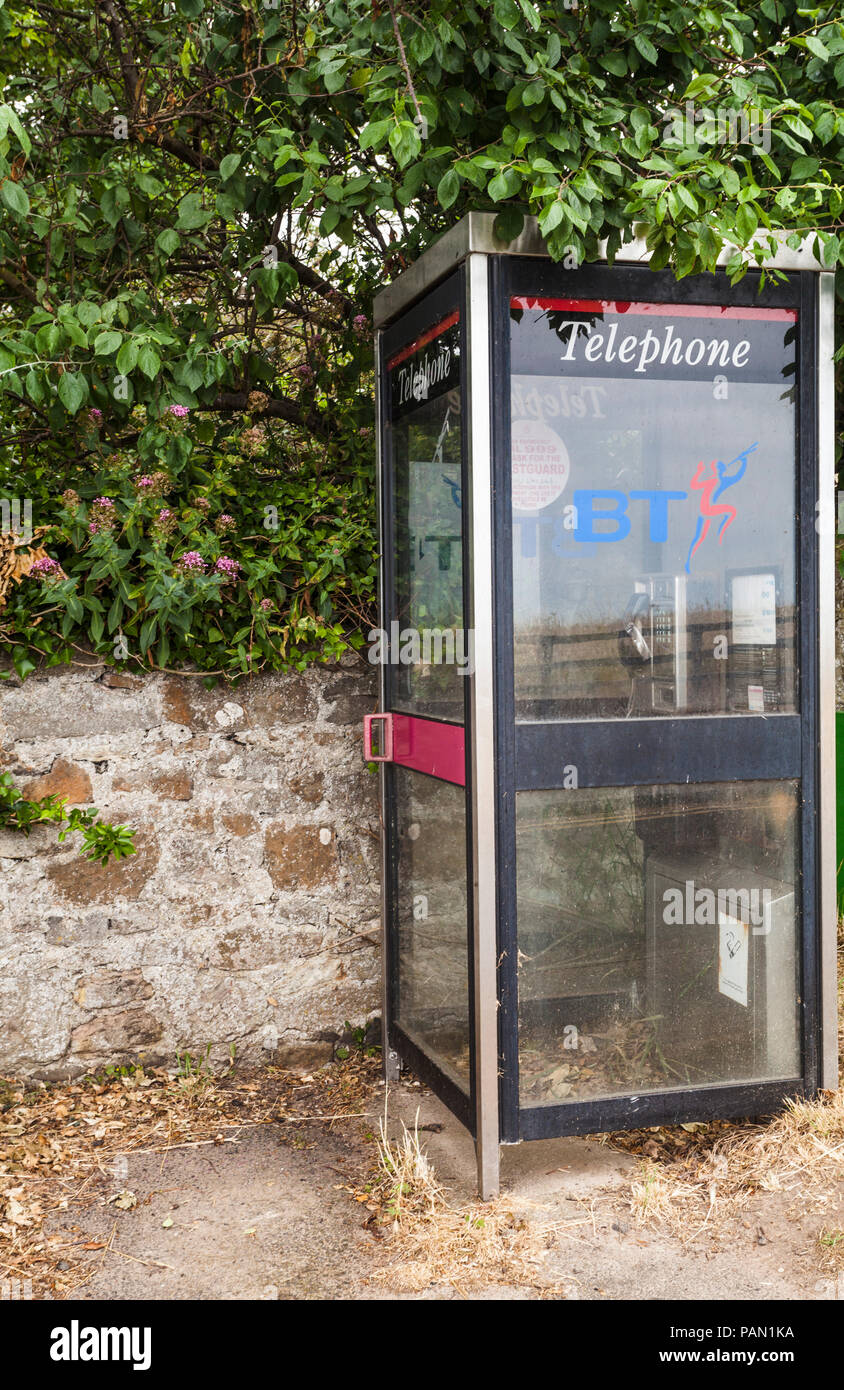 Ein BT öffentliche Telefonzelle außerhalb bei niedrigen Newton am Meer, Northumberland, England, Großbritannien Stockfoto