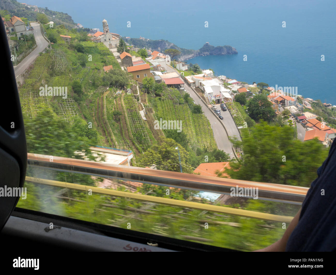 Häuser und kleine Bauernhöfe schmiegen sich an die Seite der steile Hügel an der Küste von Amalfi. Stockfoto