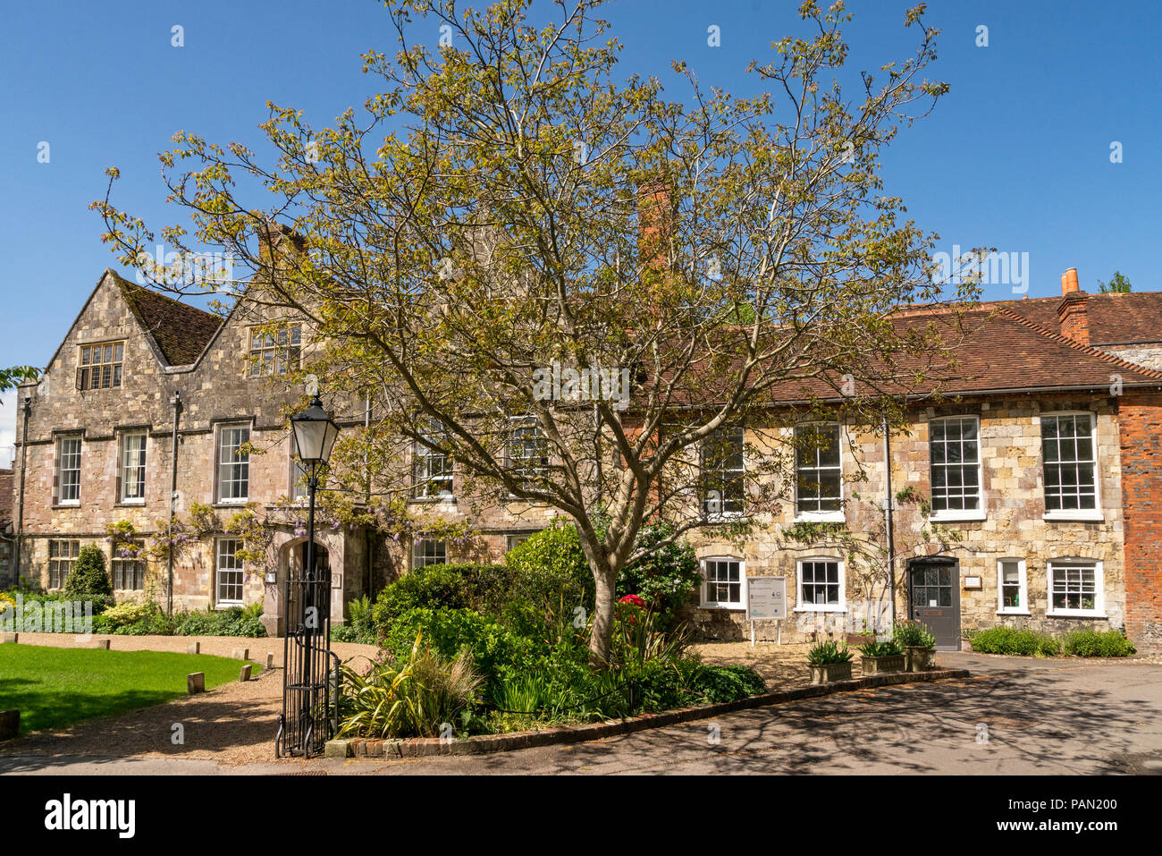 Dom Büro auf dem Gelände der Kathedrale von Winchester, Hampshire, England. Stockfoto