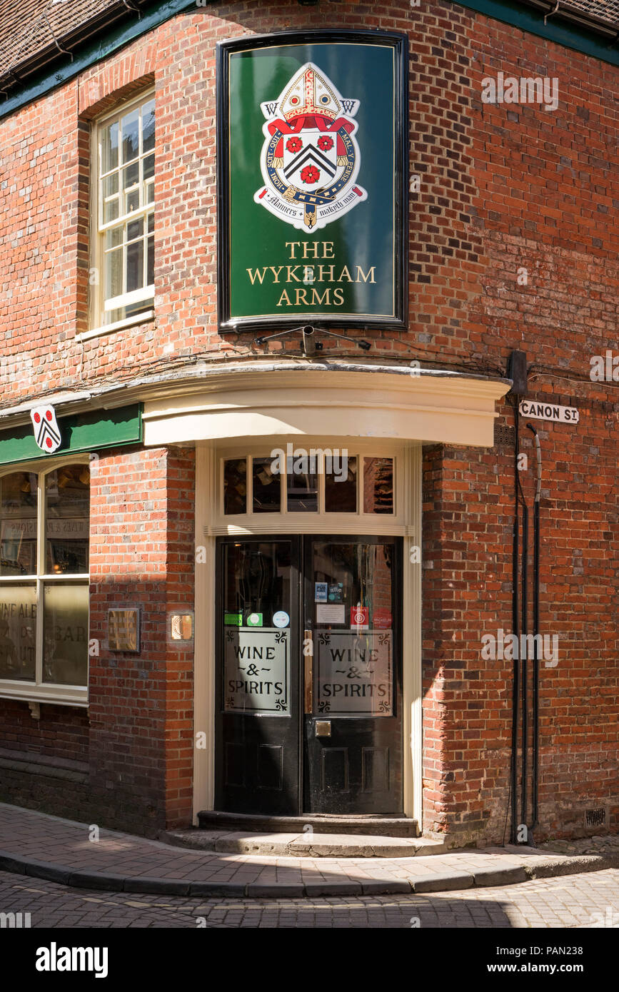Die Wykeham Arms (vermutlich benannt nach einem Bischof von Winchester) einen traditionellen Pub in Winchester, Hampshire, England in der Nähe von Kingsgate. Stockfoto