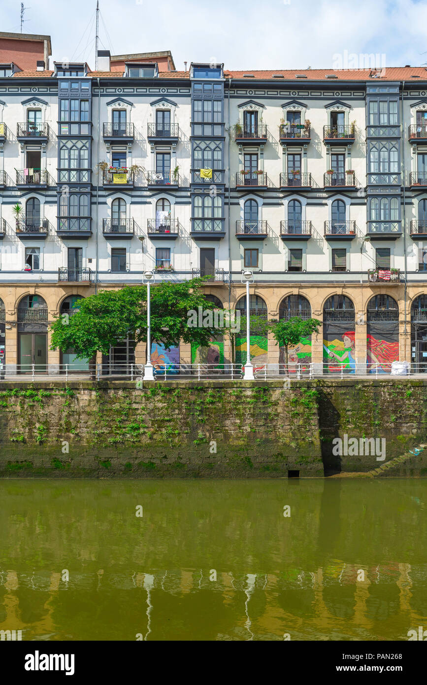 Bilbao Spanien Waterfront, Blick auf Wohngebäude am Südufer des Rio Nervion (Ria de Bilbao) im Zentrum von Bilbao, Spanien. Stockfoto