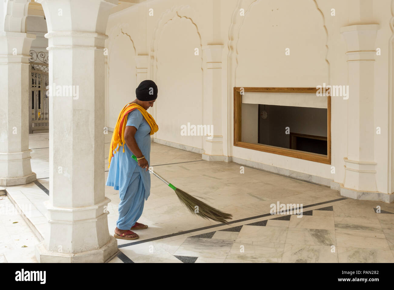 Eine Frau, die im Tempel fegen. Golden Temple in Delhi, Sikh Tempel, Indien Juni 2018 Stockfoto