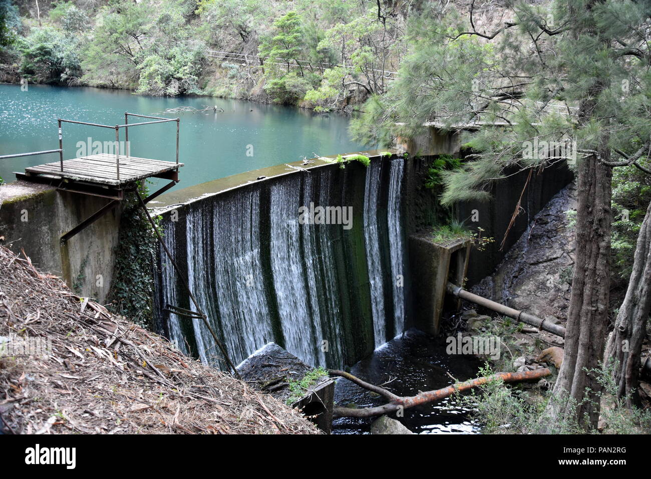 Blue Lake fließt über kleine Staumauer von Jenolan Höhlen in den Blue Mountains (NSW, Australien). Stockfoto